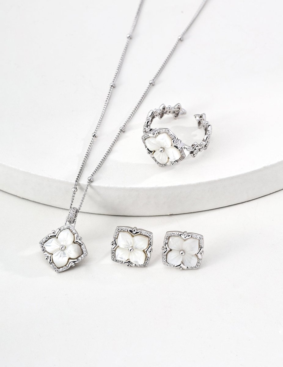 This court - style four - leaf clover necklace - Figgostyle